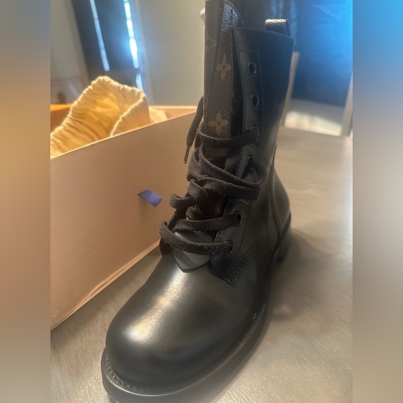 Used Louis Vuitton combat boots, Comes with both dust bags, box, and receipt. - Picture 4 of 4